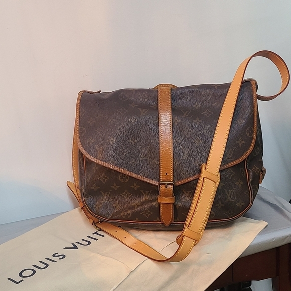 Louis Vuitton Saumur 35 Monogram Messenger Crossbody Bag - Picture 1 of 17